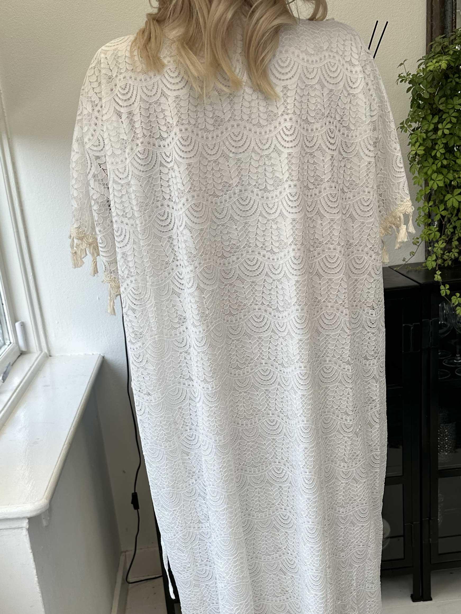 Dua - Lång tunikaklänning i spets med söta broderade detaljer